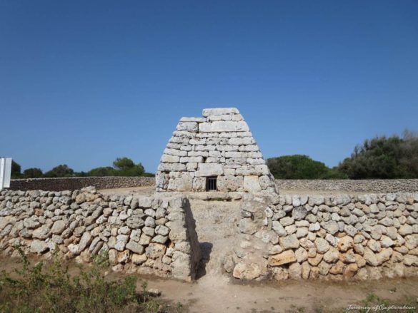 Naveta d'Es Tudons ntrance